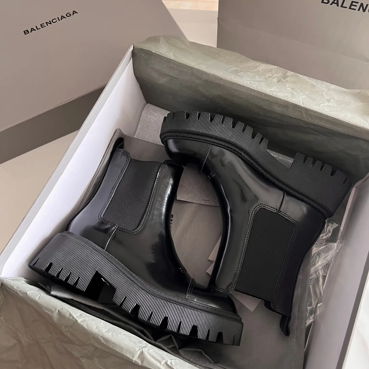 👟👟Ex-factory price 700👟👟 BALENCIAGA# Balenciaga's new big-toe derby shoes TRACTOR big-toe derby shoes loafers👞 Original medium-gloss open-edge beaded cowhide. Restrained and stylish. Matching the brand logo on the shoe cover. The rhythm of closing your eyes. The lining and feet are made of black silk cowhide. The texture is soft and delicate. The gear-shaped rubber outsole is 5cm higher. Size: 35-40 (customization of 40 pieces is not returnable)